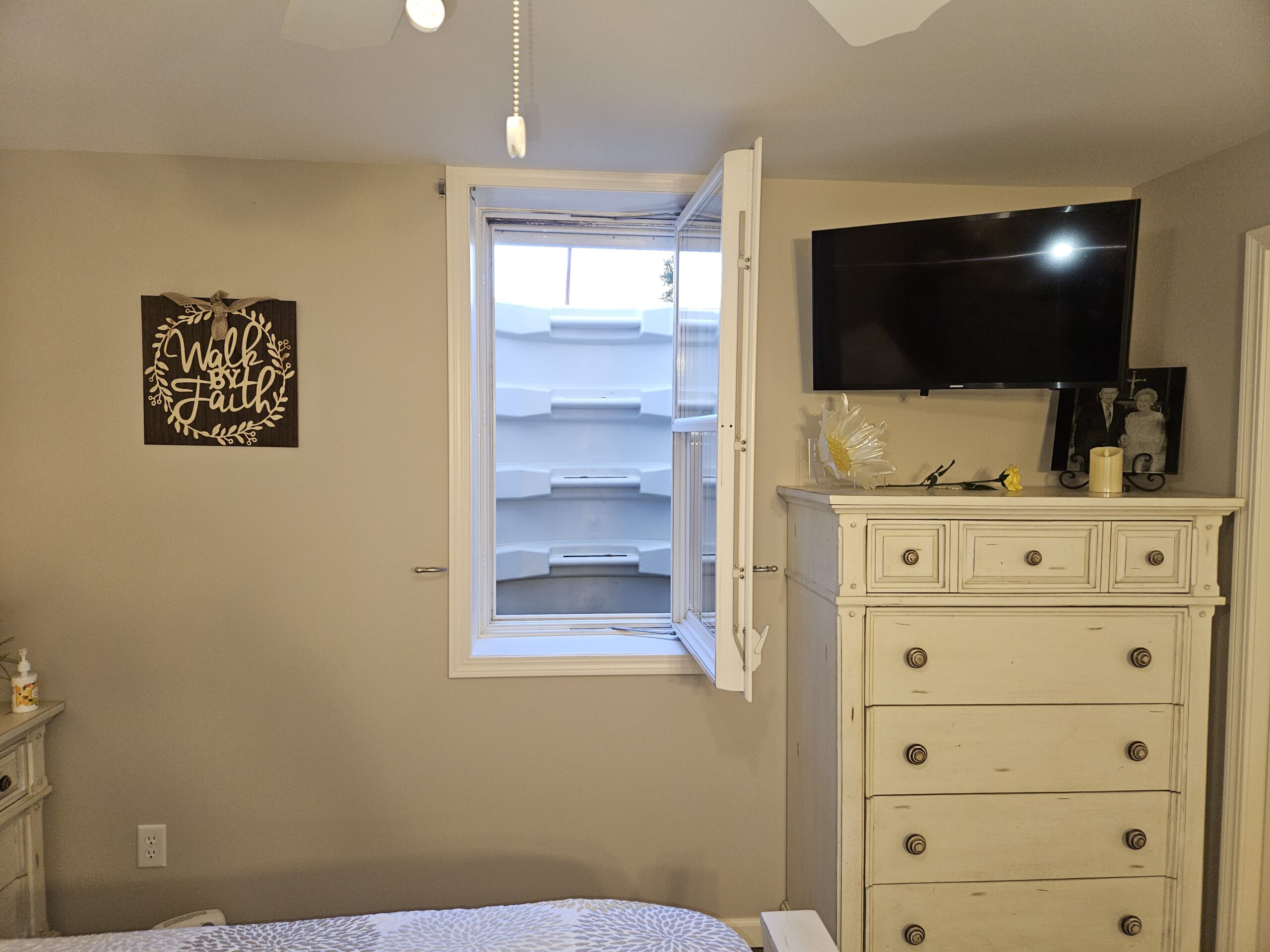 Murnan-inside-Escape-window-open-fully